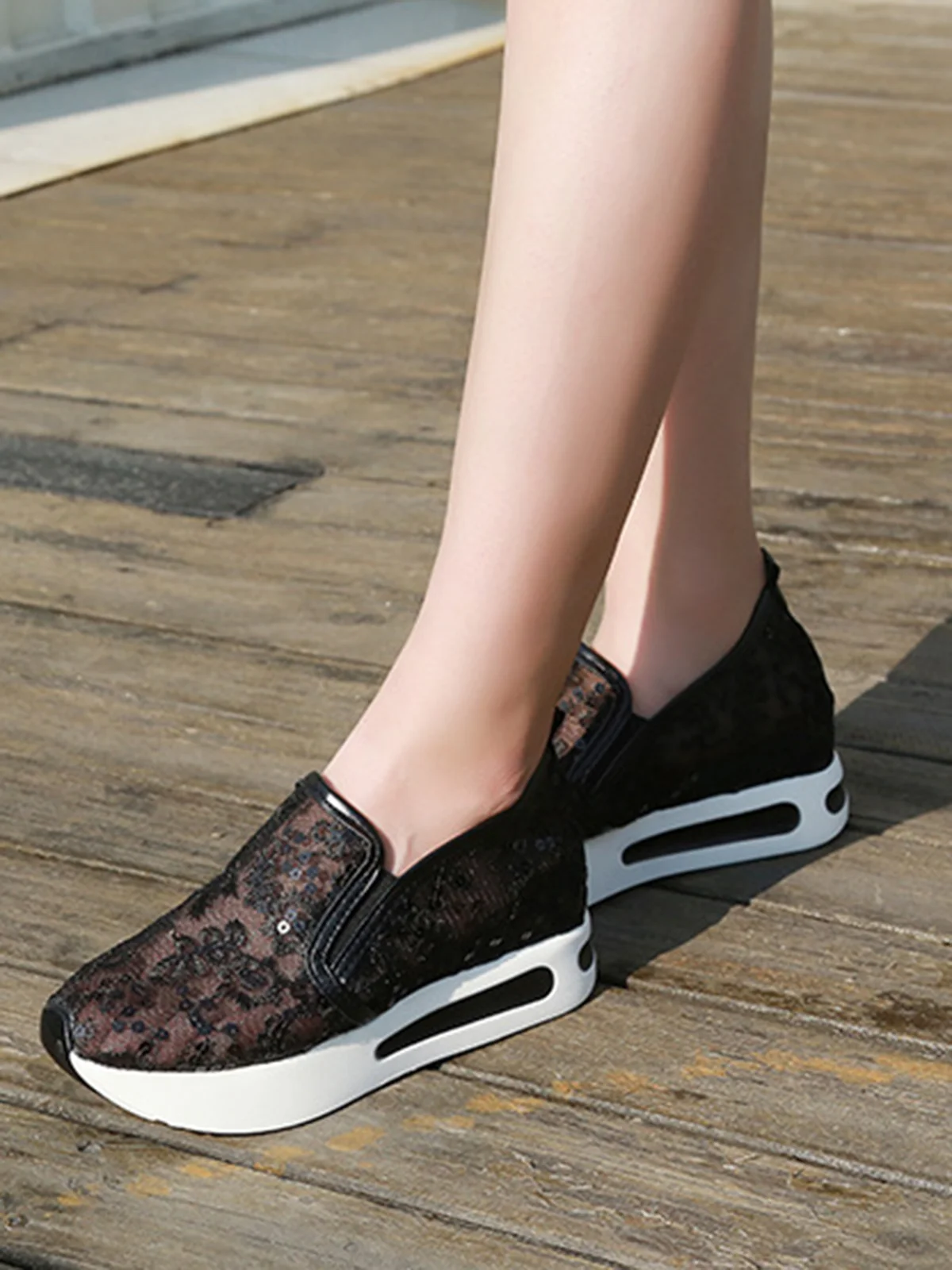 Breathable Floral Embroidery Slip-on Muffin Sneakers