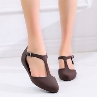 t strap flats