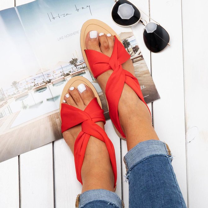 beach sandals with straps