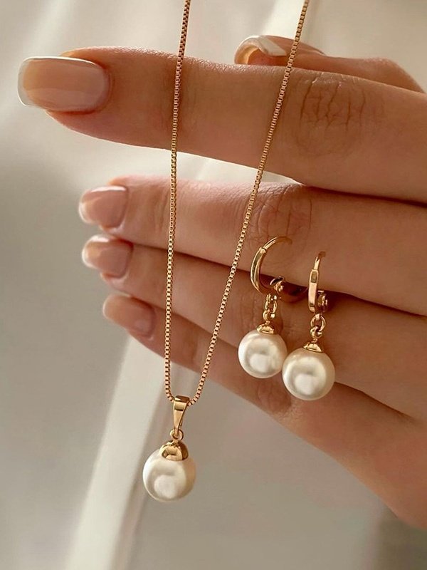 Side view of Women Girly Plain All Season Pearl Daily Pearl Chain Necklaces Necklaces