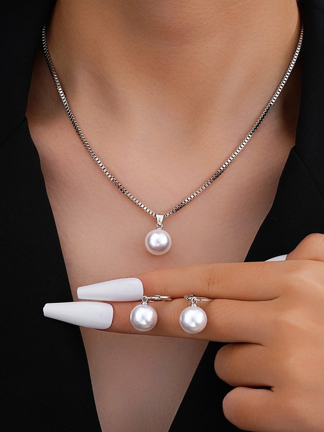 Side view of Women Girly Plain All Season Pearl Daily Pearl Chain Necklaces Necklaces