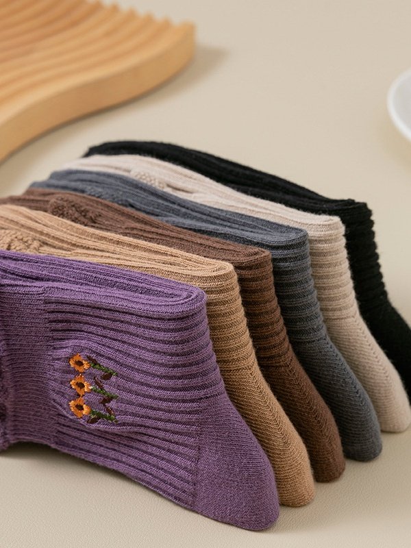 Side view of Street All Season Embroidery Patterns Cotton Printing Breathable Commuting Over the Calf Socks Regular Socks for Women