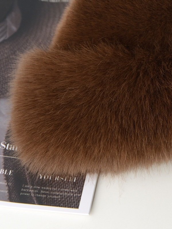 Side view of Women Vintage Plain All Season Fur Heavyweight Vacation Fluff/Granular fleece fabric Beanie Hats