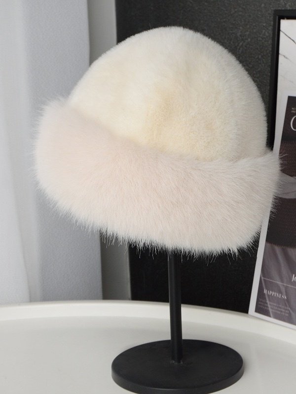 Side view of Women Vintage Plain All Season Fur Heavyweight Vacation Fluff/Granular fleece fabric Beanie Hats