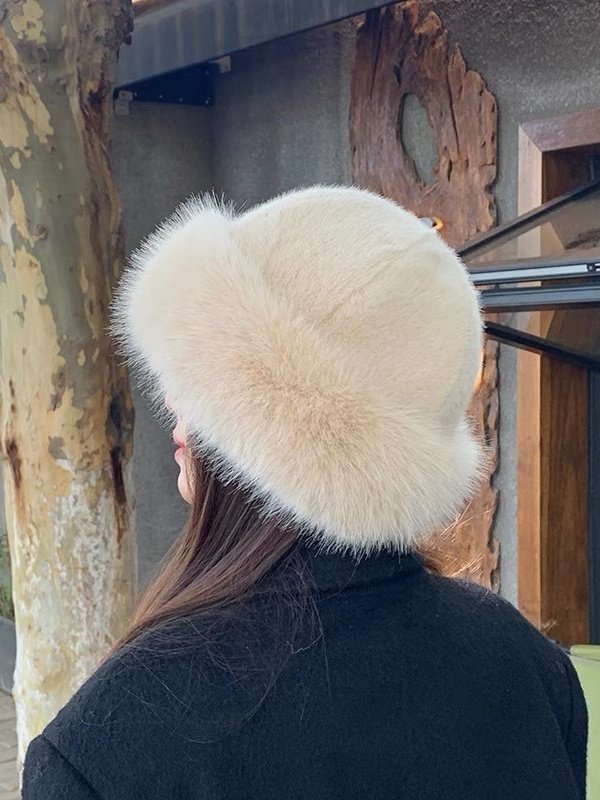 Side view of Women Vintage Plain All Season Fur Heavyweight Vacation Fluff/Granular fleece fabric Beanie Hats